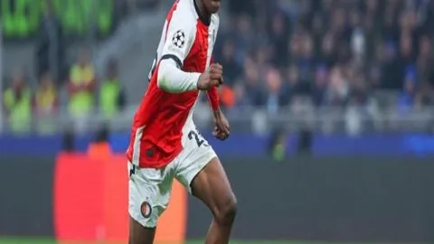 “未涉英超赛场，如何评价梅西、C罗与萨拉赫？斯洛特直言笑谈误判”